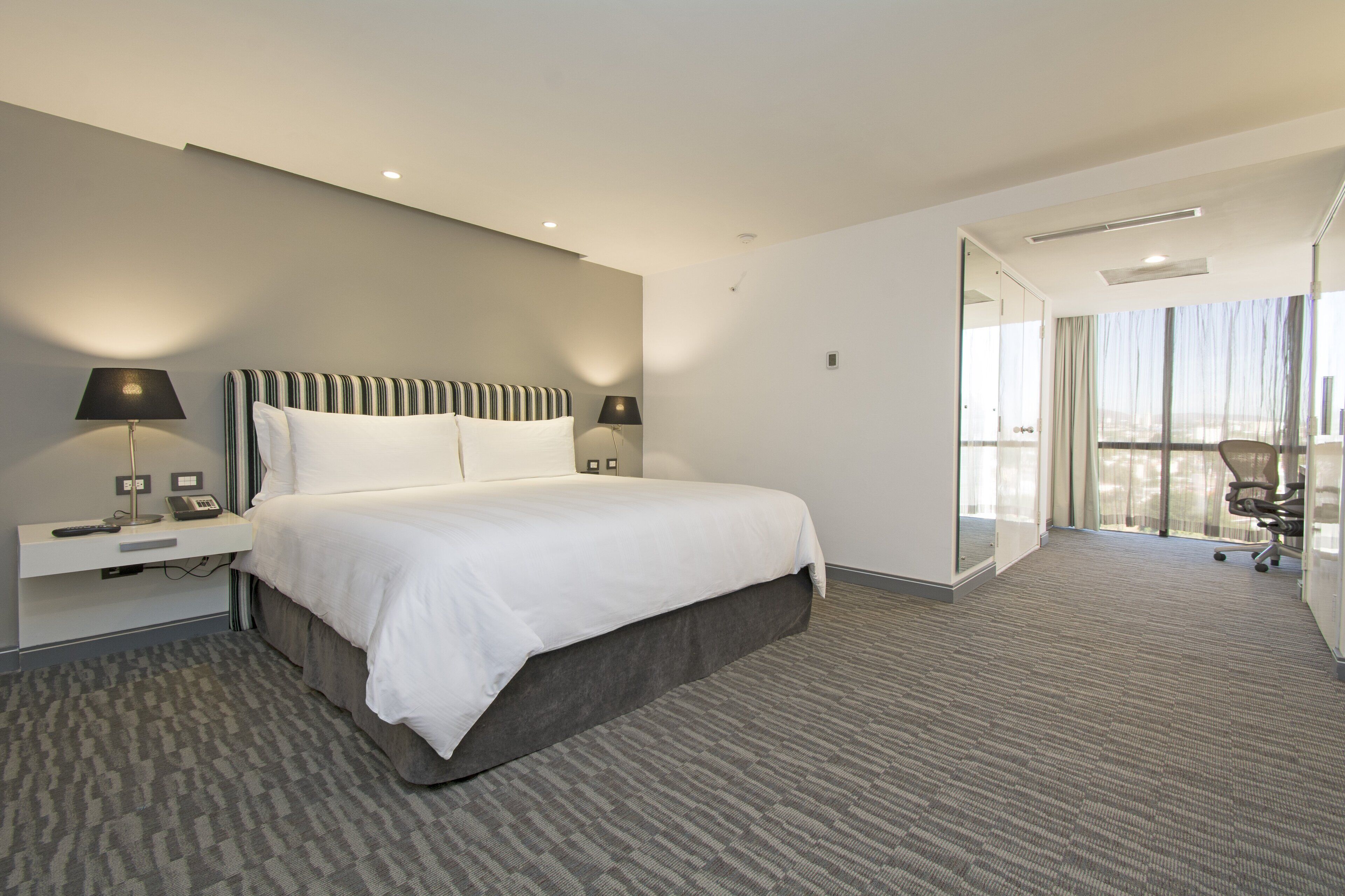 1 dormitorio, caja fuerte, escritorio y tabla de planchar con plancha