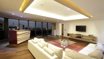 Suite, 1 cama individual (Ambassador) | 1 habitación, caja de seguridad en la habitación y escritorio