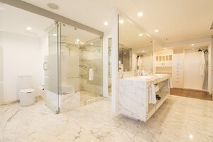 1 habitación, caja de seguridad en la habitación y escritorio 