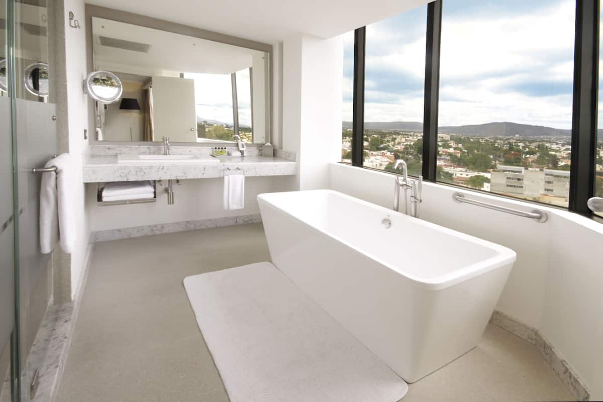 Regadera, amenidades de baño gratuitas, secadora de cabello, toallas