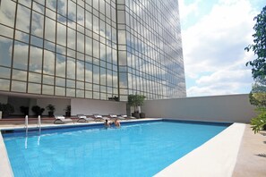 Una piscina interior con un edificio moderno al fondo.