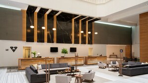 A spacious lobby with a modern design, featuring a reception desk, sofas, and a large seating area. - Presidente InterContinental Guadalajara by IHG (Zapopan)