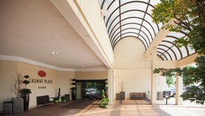 A spacious indoor area with a high ceiling and a glass structure. - Crowne Plaza Hotel Hickory by IHG (Hickory)