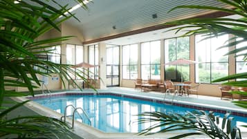 Indendørs pool, åben fra kl. 06.00 til kl. 22.00, liggestole