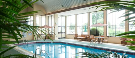 Alberca techada, acceso de 06:00 a 22:00, y camastros