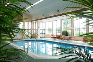 Piscine intérieure, accès possible de 6 h à 22 h, chaises longues