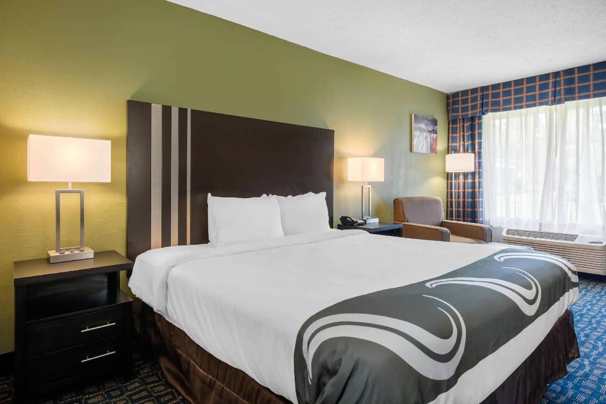 Premium bedding, in-room safe, desk, laptop workspace