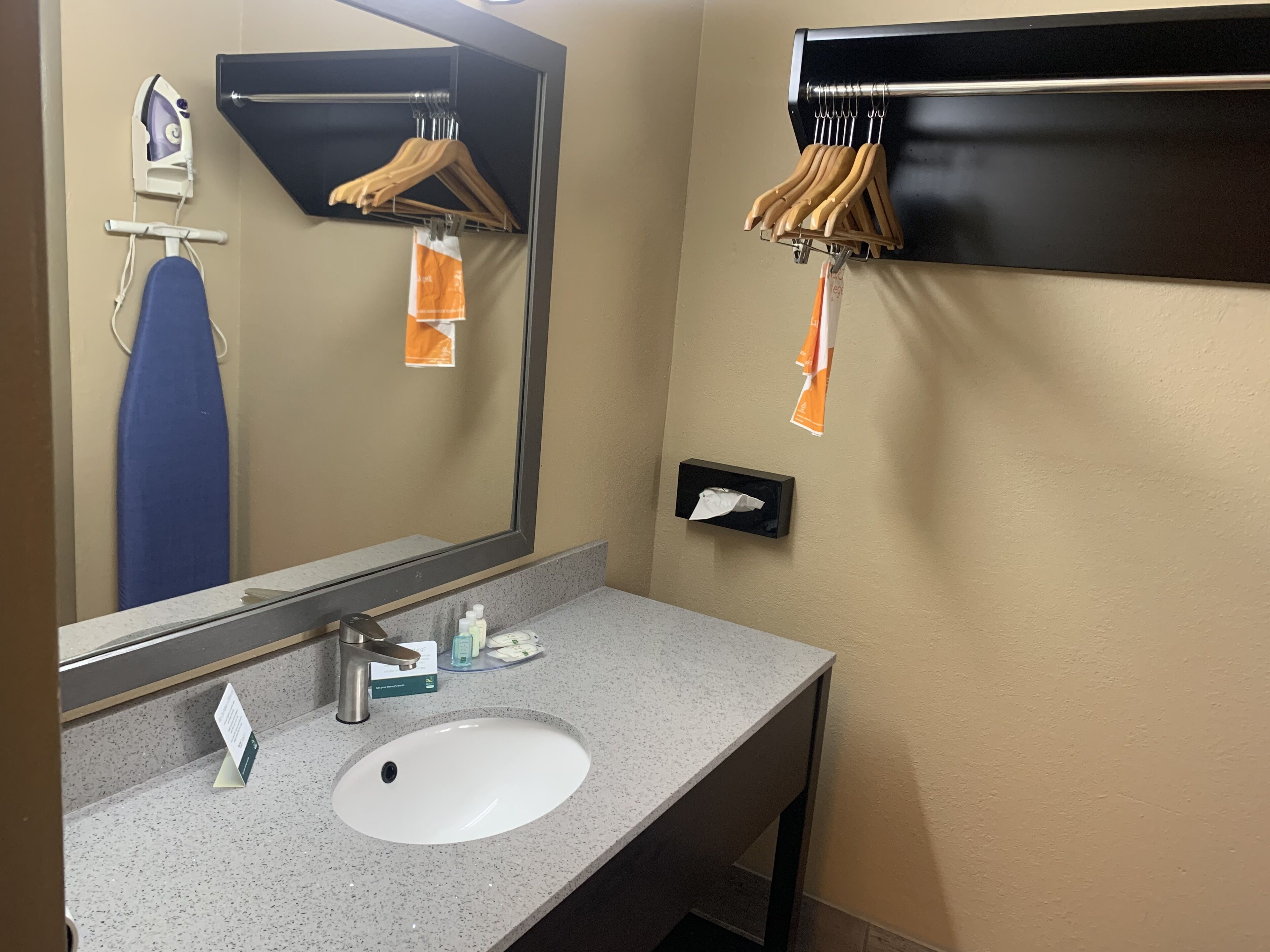 Ensemble douche/baignoire, articles de toilette gratuits, sèche-cheveux