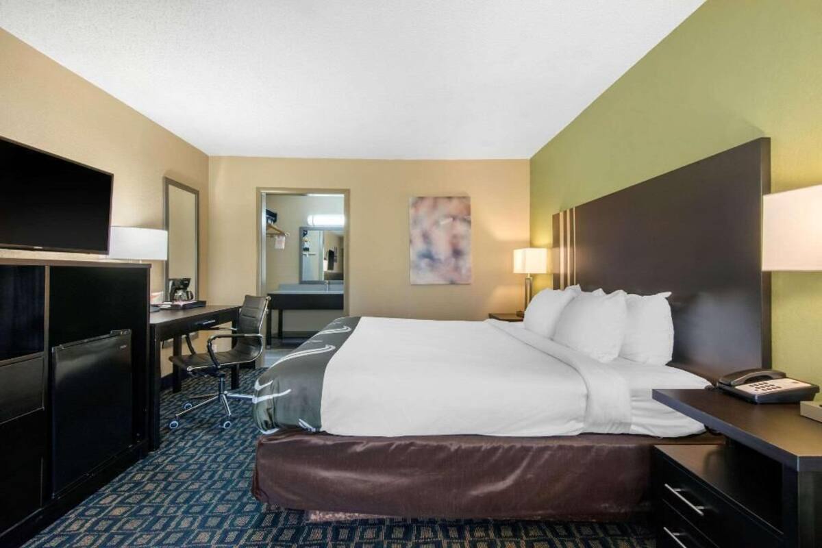 Premium bedding, in-room safe, desk, laptop workspace