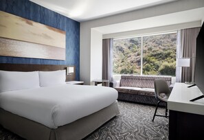 スイート キングベッド 1 台ソファーベッド付き 禁煙 | ピロートップベッド、セーフティボックス (室内)、デスク、ノートパソコン用作業スペース