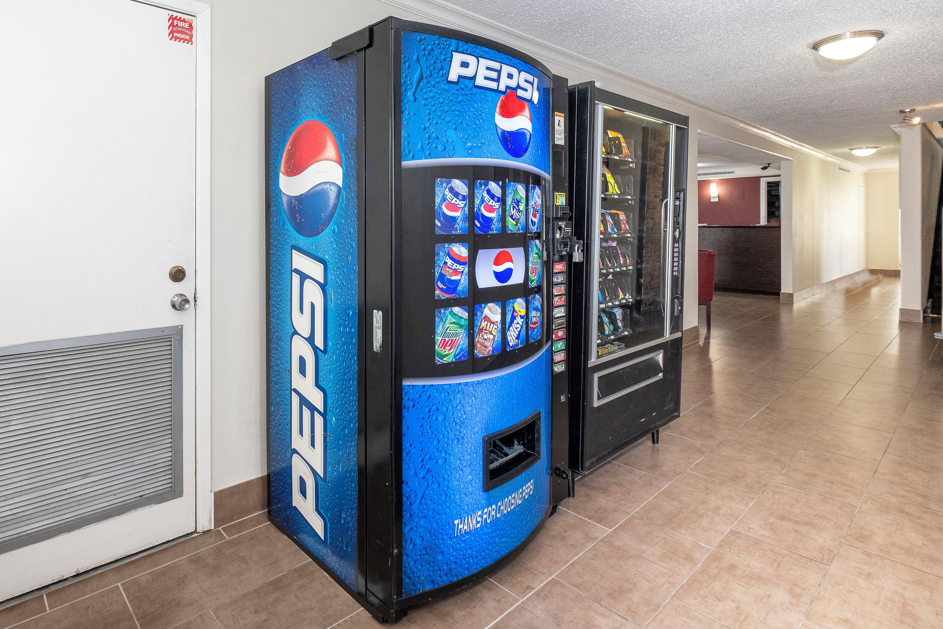 Un distributeur automatique orné du logo Pepsi, proposant une variété de boissons.