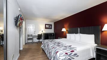 Schreibtisch, Verdunkelungsvorhänge, Bügeleisen/Bügelbrett