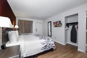 Desk, blackout curtains, iron/ironing board, free cots/infant beds - Red Roof Inn Houston North - FM 1960 & I-45 (Houston)