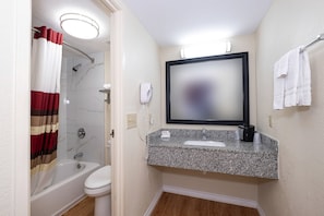 Combined shower/tub, free toiletries, hair dryer, towels