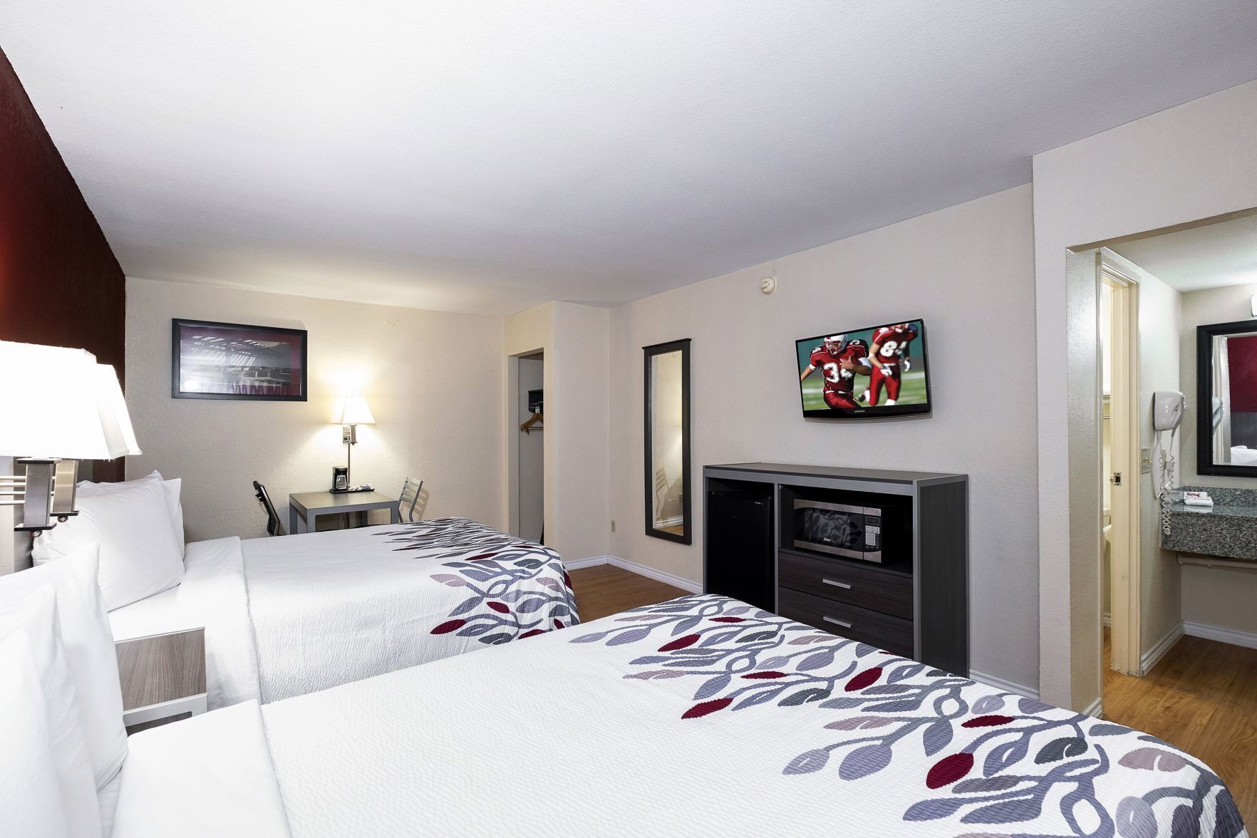 Escritorio, cortinas blackout y tabla de planchar con plancha 