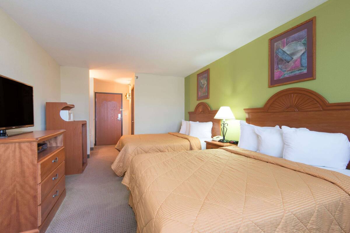 Desk, WiFi (free), bed sheets