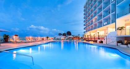 Holiday Inn Express & Suites Panama City Beach - Beachfront by IHG