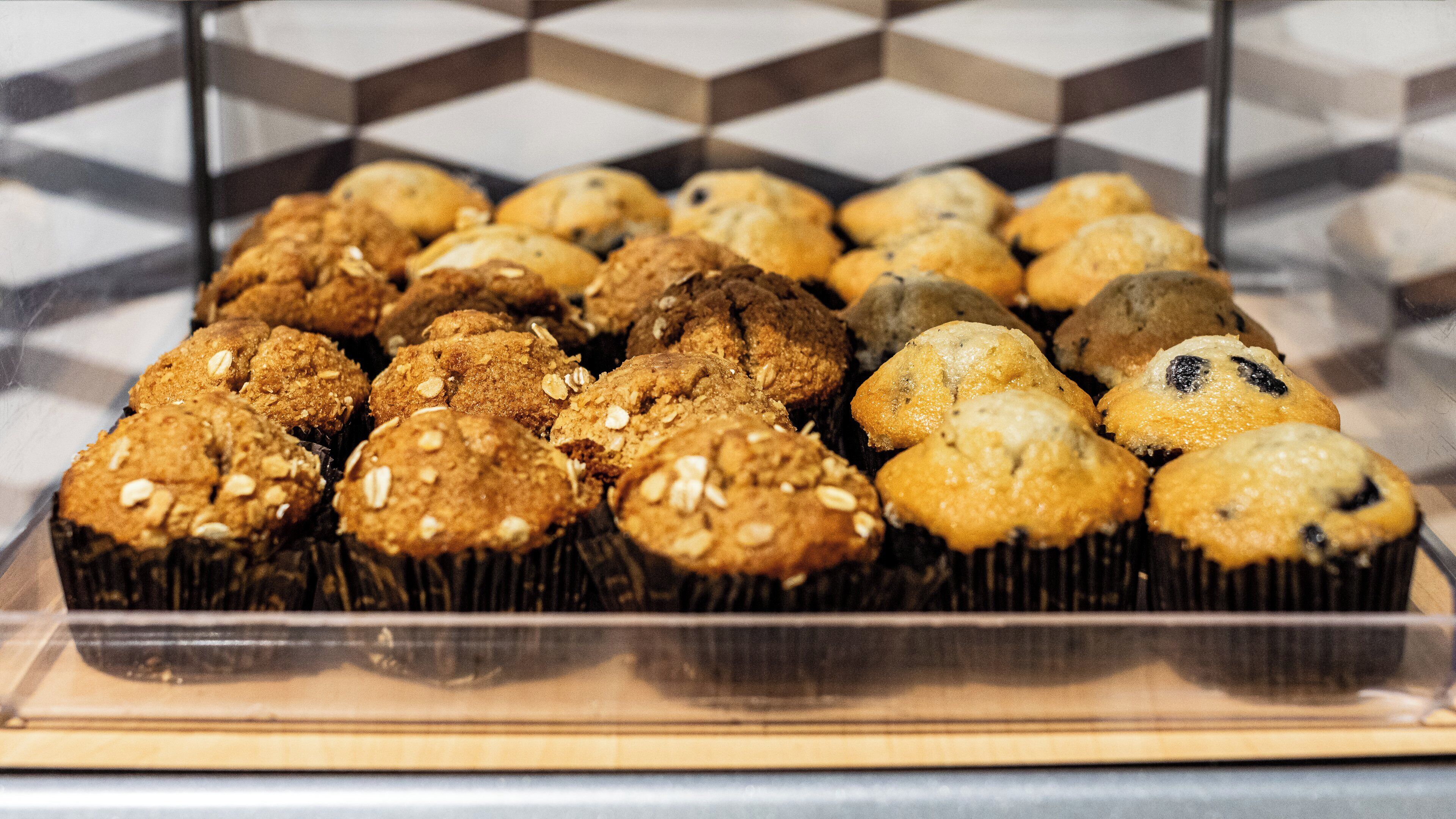 Une vitrine contenant différents types de muffins.