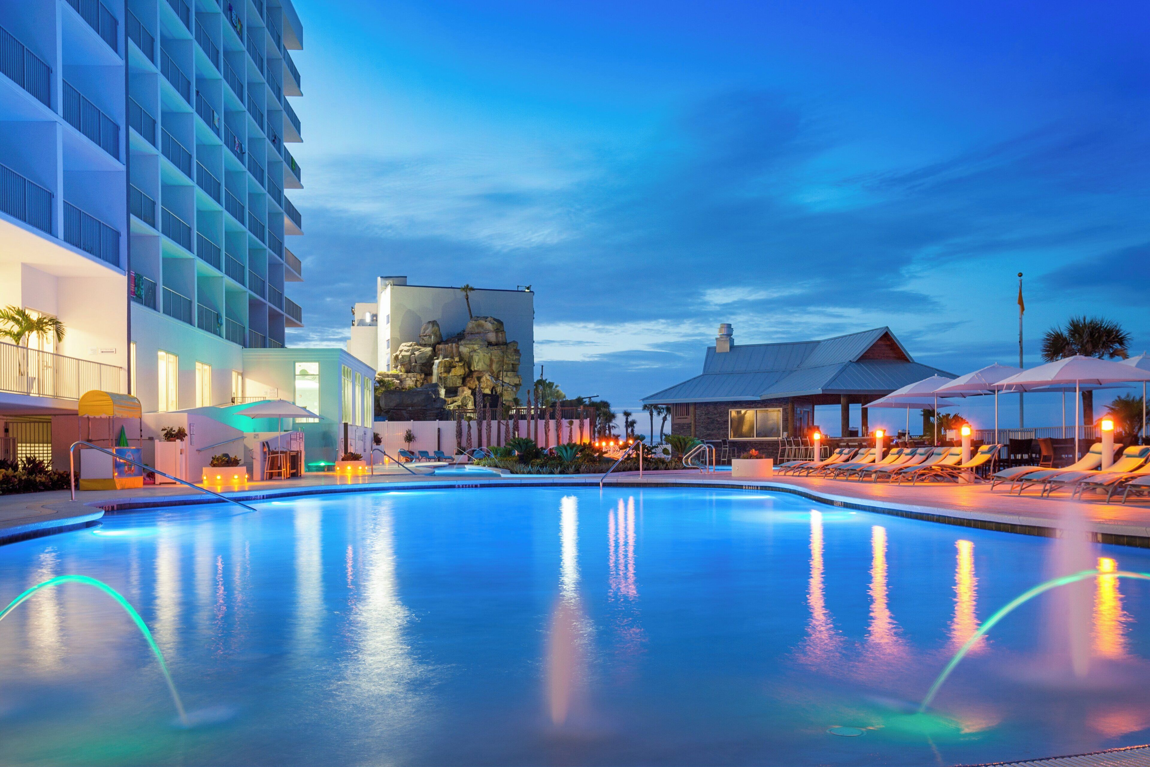 Piscina interna, 2 piscinas externas, guarda-sóis, espreguiçadeiras