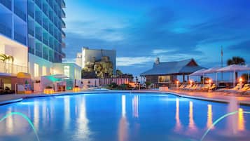 Piscina interna, 2 piscinas externas, guarda-sóis, espreguiçadeiras