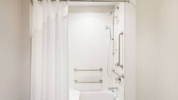 Amenidades de baño gratuitas, secadora de cabello, toallas, jabón