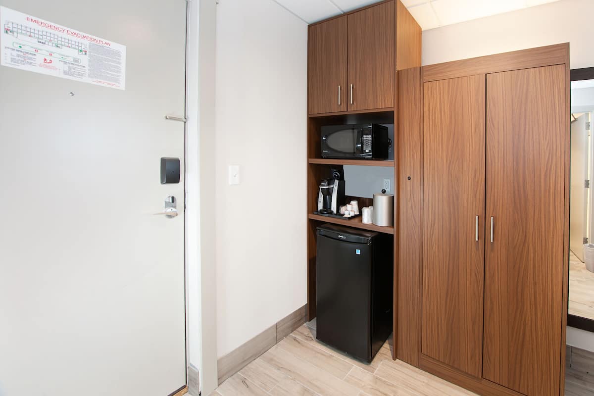 standard room, 1 king bed | pillow-top beds, in-room safe, desk, iron/ironing board