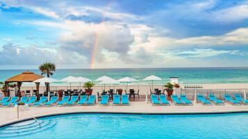 Una piscina techada, 2 piscinas al aire libre, sombrillas