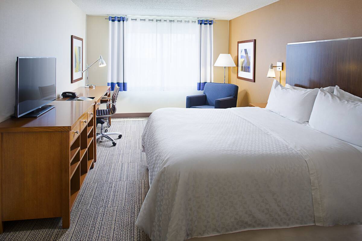 Hypo-allergenic bedding available, in-room safe, desk, laptop workspace