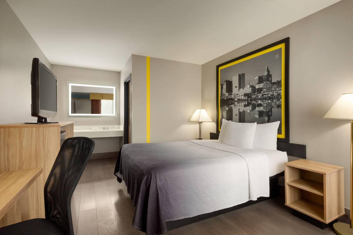 Room, 1 Queen Bed, Smoking | Pillow-top beds, in-room safe, desk, blackout curtains