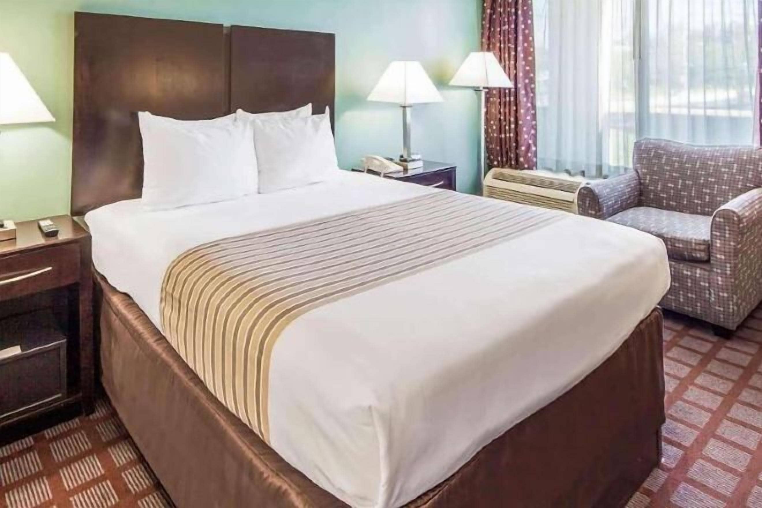 Pillowtop beds, in-room safe, desk, blackout drapes