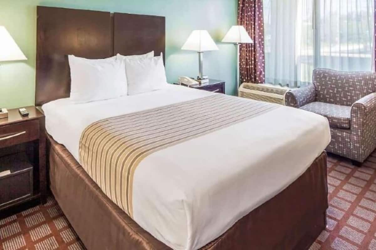 Pillowtop beds, in-room safe, desk, blackout drapes