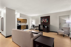 Suite, 2 grands lits, non-fumeurs, coin cuisine | Coin cuisine privé | Micro-ondes, cafetière/bouilloire