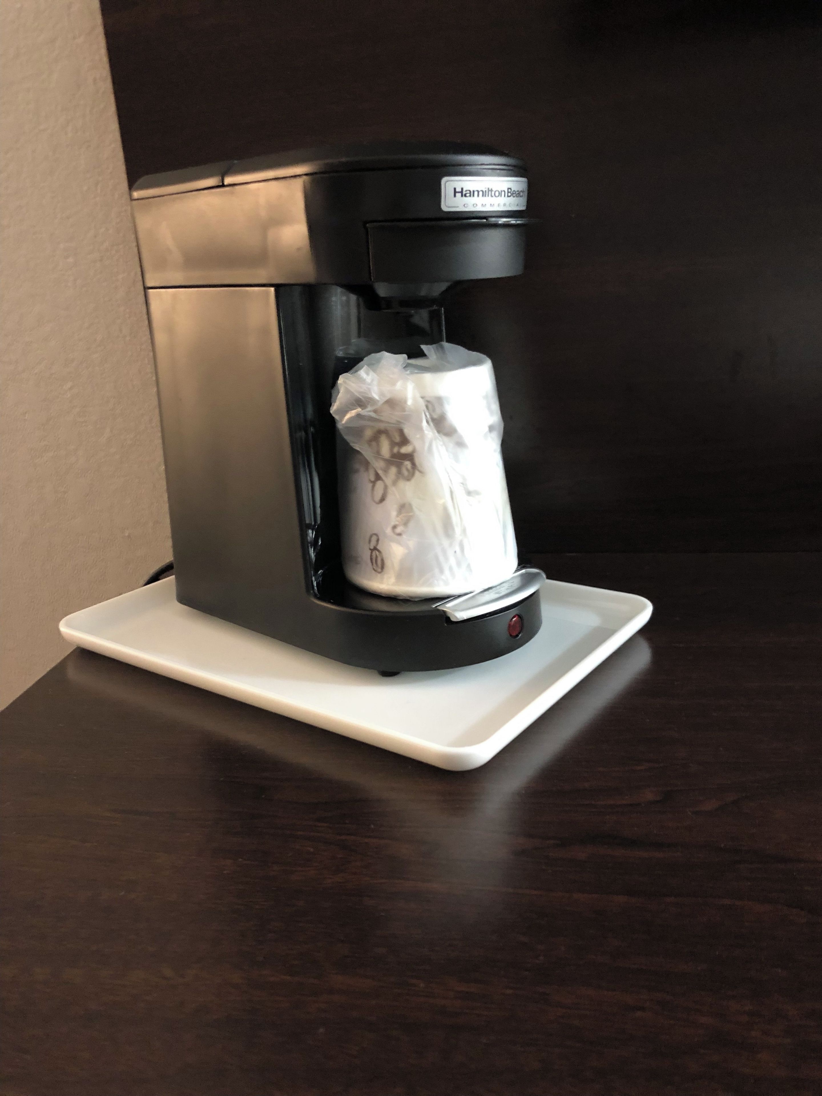 En Hamilton Beach kommerciel kaffemaskine på en hvid bakke.