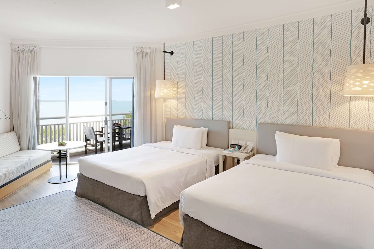 Egyptian cotton sheets, premium bedding, in-room safe, desk