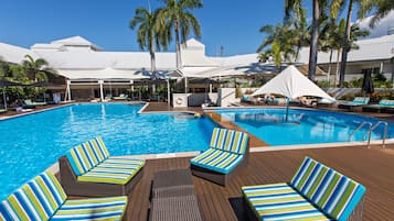 Piscine extérieure, parasols de plage, chaises longues