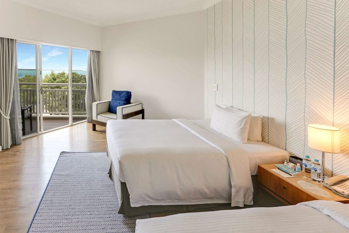 Egyptian cotton sheets, premium bedding, in-room safe, desk