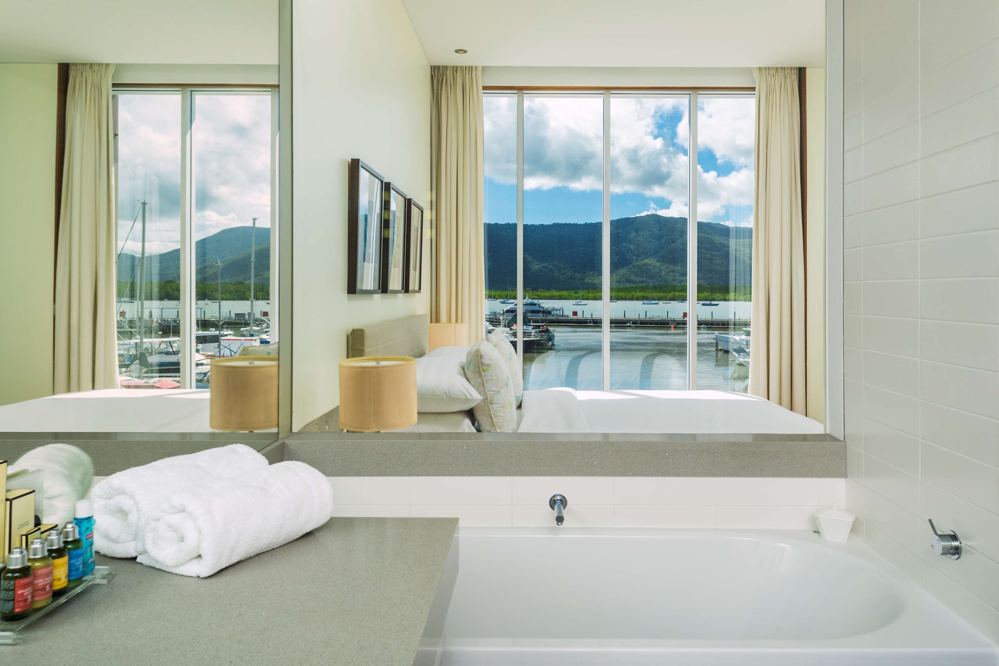 horizon club suite 1 king | bathroom | free toiletries, hair dryer, bathrobes, towels