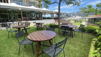 Petit déjeuner, déjeuner et dßner servis sur place, vue sur la mer