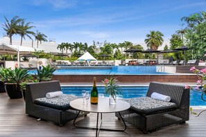 Piscine extérieure, parasols de plage, chaises longues