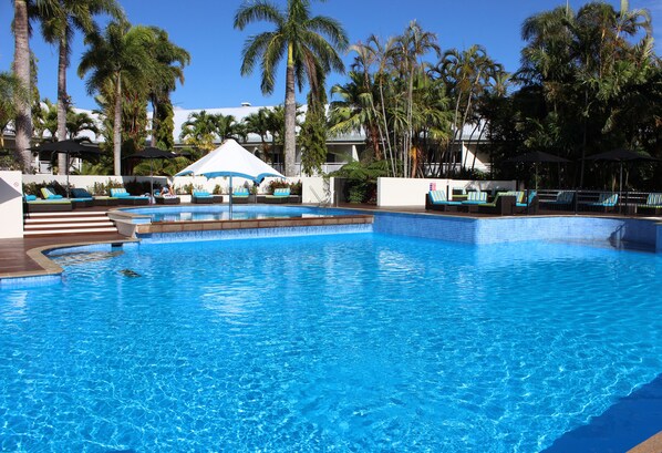 Piscine extérieure, parasols de plage, chaises longues