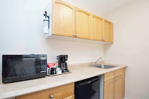 Standard Room, 1 Queen Bed, Kitchenette | Private kitchenette | Fridge, microwave, coffee/tea maker