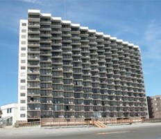 在海滩、间海滩酒吧