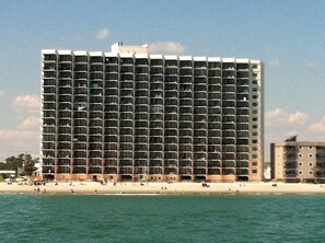 位於海灘上、海灘酒吧