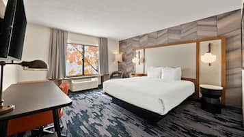 Escritorio, espacio para trabajar con laptop y cortinas blackout