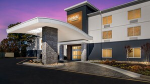 A Fairfield by Marriott hotel with a modern design, featuring a covered entrance and a prominent sign. - Fairfield Inn and Suites By Marriott Chesapeake (Chesapeake)