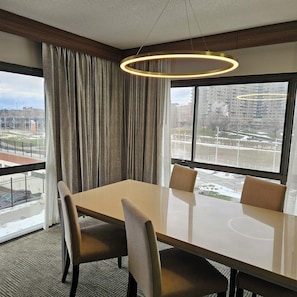 2 restaurants; breakfast and dinner served  - Wyndham Rochester Downtown (Rochester)