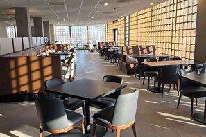 2 restaurants, breakfast served