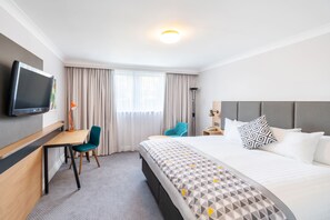 Desk, laptop workspace, blackout curtains, iron/ironing board - Holiday Inn Aylesbury by IHG (Aylesbury)