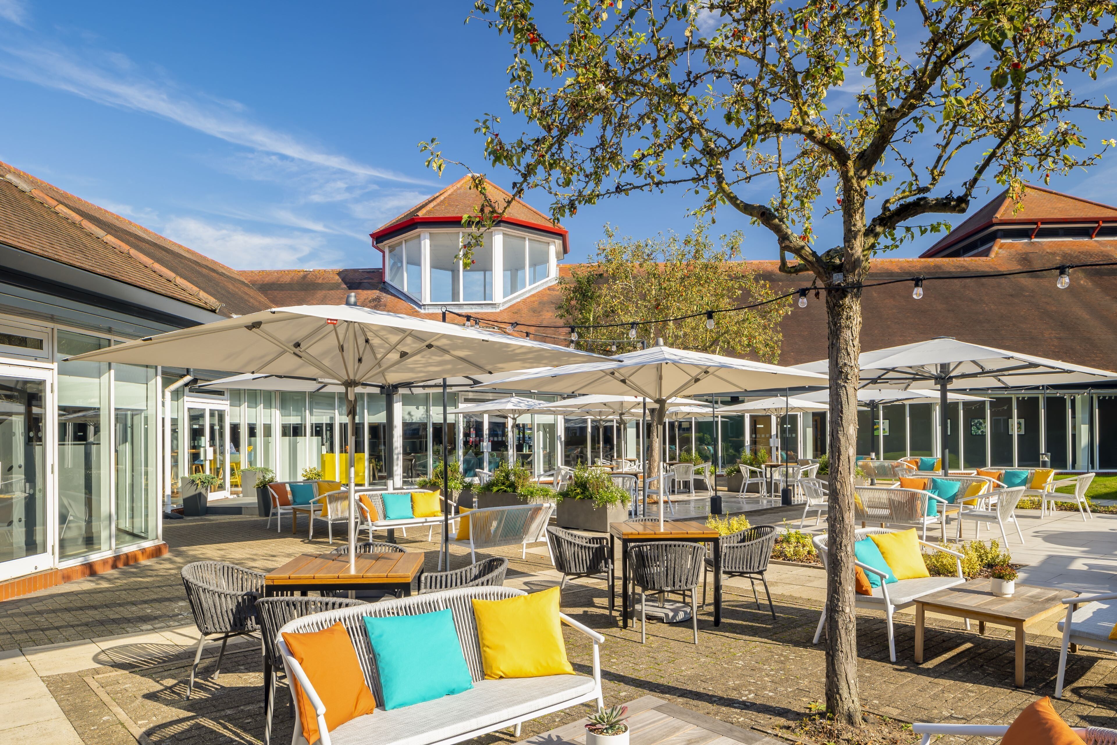 Breakfast, dinner served; British cuisine, garden views 