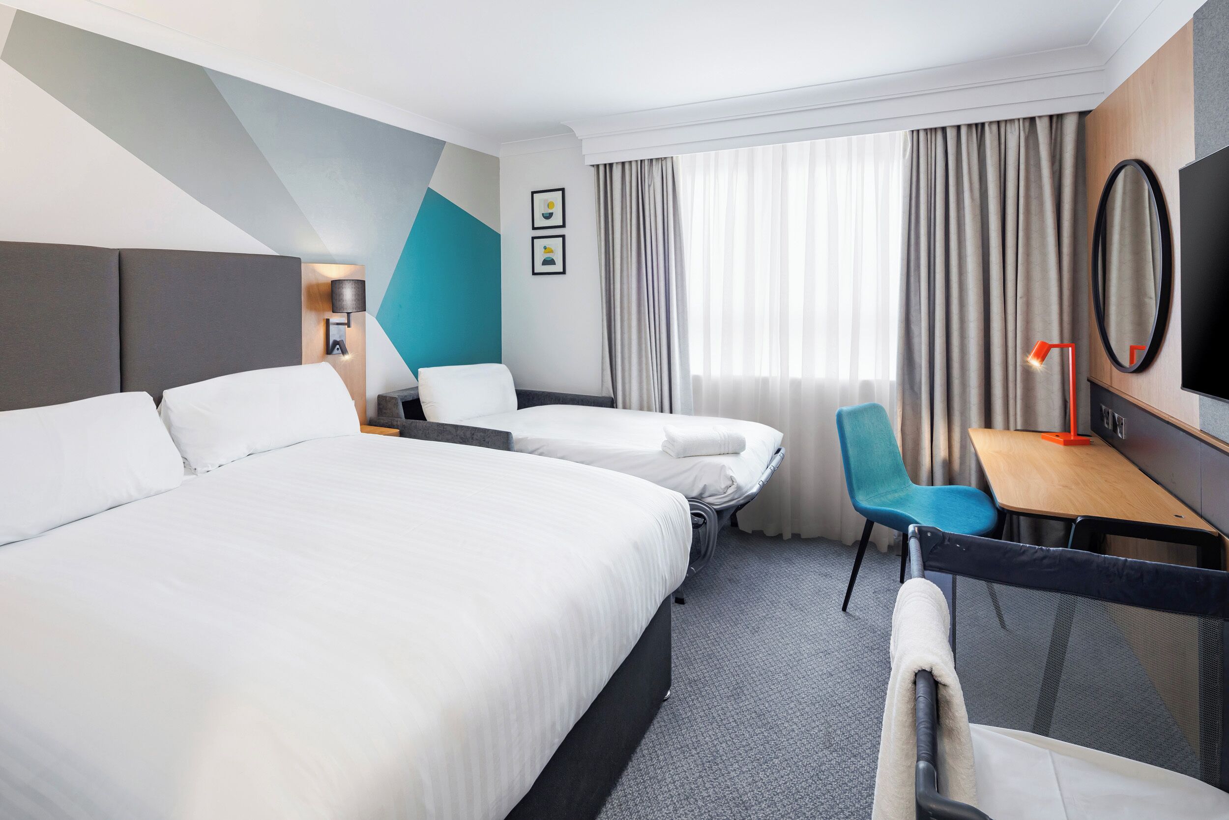 Quarto standard, 1 cama King e sofá-cama | Escrivaninha, espaço de trabalho para notebook, cortinas blackout